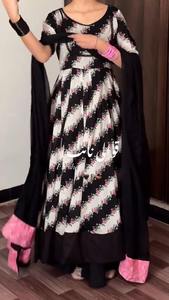 Robe Anarkali longue à fleurs noires et blanches pour femmes, avec dupatta, tenue ethnique indienne et pakistanaise en polyester. - Product Image 2