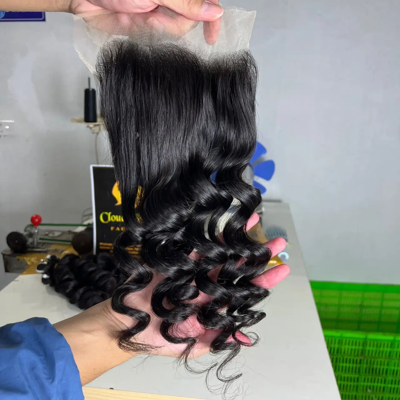 Vietnamien pleine cuticule alignée soyeux de haute qualité cheveux bruts noir bouncy Curl trame Machine Double faisceau dessiné