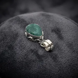 Colgante de Cuarzo Verde Celestial en Plata de Ley 925 con Engaste de Bisel, Joyería Unisex - Product Image 4