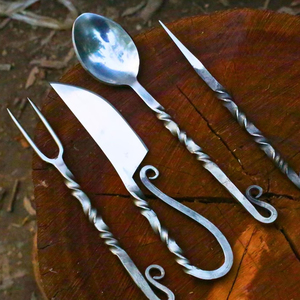 Ensemble d'ustensiles de table médiévaux forgés à la main |   Ensemble de couverts de banquet viking 4 pièces |   Fourchette, couteau, cuillère et pique à nourriture |   Carbone rustique - Product Image 1