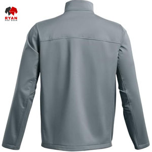 แจ็คเก็ตซอฟต์เชลล์ดีไซน์พิเศษสำหรับผู้ชาย ยี่ห้อ Ryan Pro Gear แบบซิป พร้อมโลโก้สั่งทำพิเศษ ทรงปกติ ดีไซน์กระเป๋า - Product Image 3