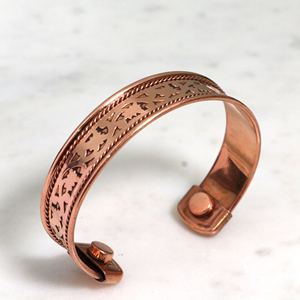 Brazalete de Terapia Magnética de Cobre Puro Hecho a Mano – Brazalete Ajustable de Latón con Patrón Tribal Vintage para Hombres y Mujeres - Product Image 3
