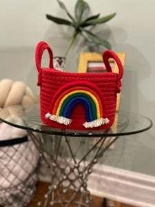Cesta de macramé con diseño de arcoíris, ideal para la habitación de los niños, para guardar objetos y como regalo, con un diseño colorido y divertido, procedente de la India. - Product Image 2