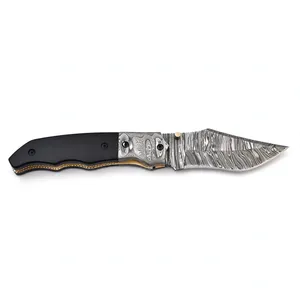 Navaja Plegable Negra con Mango Esculpido, Hoja con Patrón, Empuñaduras en Tono Plateado y Detalles en Tono Dorado para Equipo de Camping y Coleccionismo - Product Image 3
