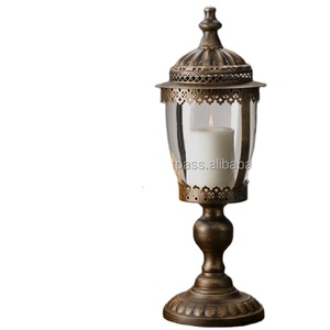 Linterna de vela antigua de tendencia superior Diseño de vidrio transparente único Acabado de metal personalizado para la decoración del hogar y Ramadán - Product Image 1