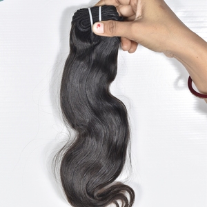 Vente en gros de mèches de cheveux humains indiens vierges à 100% avec cuticules alignées, double trame machine, style ondulation naturelle Bodywave - Product Image 1