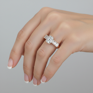 Anillo de Compromiso con Diamante Cultivado en Laboratorio Stonewels, Corte Esmeralda en el Centro, Piedras Laterales en Forma de Baguette, Engaste de Oro de 14K - Product Image 4