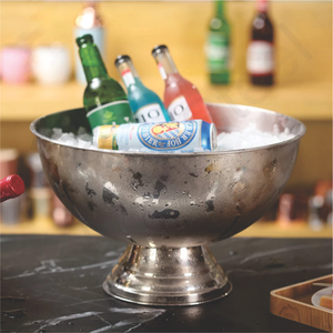 Grand seau à vin et à bière carré classique en acier inoxydable durable, seau à boissons en métal martelé de qualité supérieure, capacité de 16 oz - Product Image 1