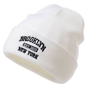 Gorros de punto acanalados con diseño de letras y parche de logotipo personalizado al por mayor, gorros de calavera con dobladillo de tela de algodón duradera, accesorios de invierno con lazos de puntos - Product Image 1