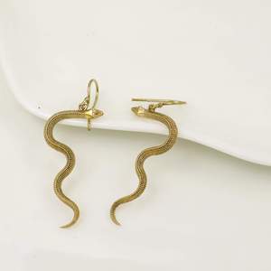 Pendientes Colgantes de Serpiente de Latón Chapado en Oro, Joyería de Moda Unisex con Forma de Animal Vintage - Product Image 1