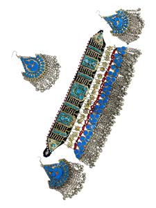 Collar clásico tribal afgano con medallones redondos en forma de escudo, monedas de plata tradicionales y detalles de cuentas rojas vibrantes. - Product Image 5