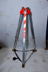 Trépied de sécurité en alliage d'aluminium de qualité supérieure avec pieds réglables pour une positionnement sécurisé sur surfaces irrégulières - Product Image 4