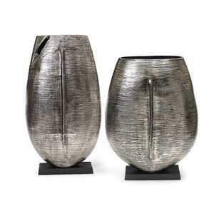Ensemble de vases à fleurs modernes en aluminium avec finition antique et base ronde, faits à la main et écologiques, pour une décoration et une ambiance de luxe. - Product Image 4