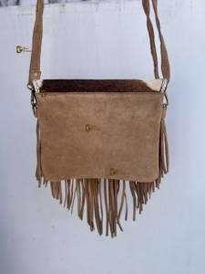 กระเป๋าสะพายข้างหนังวัวแท้ลายขนสัตว์ ดีไซน์ใหม่ล่าสุด ประดับพู่ห้อยสไตล์โบฮีเมียน ตกแต่งด้วยหินสีฟ้าคราม กระเป๋าถือเก๋ไก๋ ขายดี กระเป๋าใบเล็ก - Product Image 4