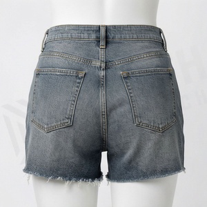 Shorts en jean pour femme coupe droite, design effet usé, ourlet brut, style streetwear décontracté d'été, couleur personnalisable, vêtements haut de gamme - Product Image 2