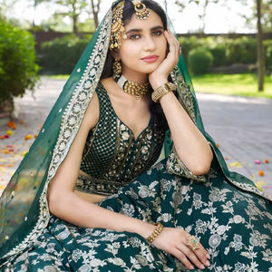 Conjunto de lehenga de seda jacquard verde con blusa bordada y dupatta de organza para bodas festivas - Product Image 1