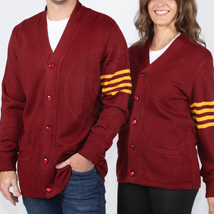 Cardigan en acrylique tricoté pour homme, couleur bordeaux avec manches à rayures jaunes, fermeture boutonnée, style universitaire, pour homme et femme - Product Image 4