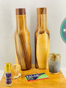 Bouteille d'eau artisanale en bois pur indien, design gaufré foncé, écologique - 900 ML pour le stockage et les boissons, bienfaits ayurvédiques - Product Image 4
