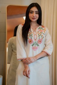 Commandez dès maintenant : Ensemble Kurti élégant et raffiné en tissu 100% coton Khadi pur, broderie et travail de sequins, et mode féminine indienne moderne. - Product Image 3