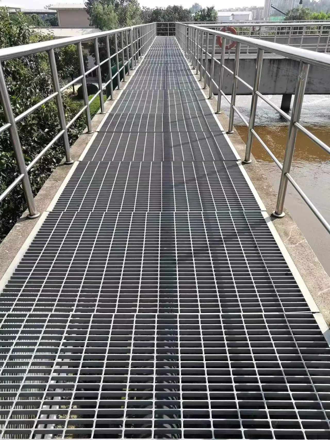 Bangunan logam dapat disesuaikan pejalan kaki gerigi drainase kisi penutup bergigi baja karbon galvanis baja kisi baja