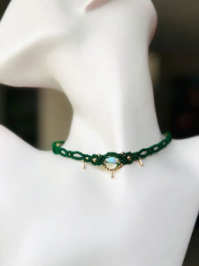 Collier ras du cou en macramé délicat avec pierre de lune verte, tissé à la main, bijou bohème avec breloque dorée - Product Image 3