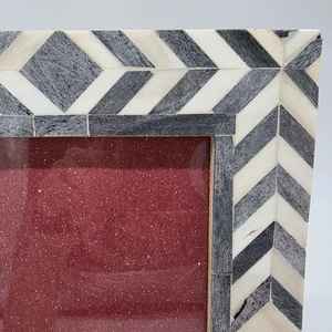 Cadre photo moderne de luxe fait main en os incrusté avec impression personnalisée et bandes noires pour décoration de table - Product Image 4