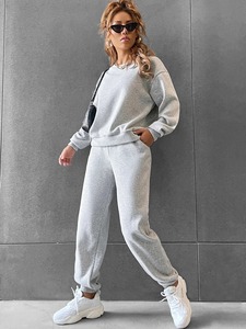 Ensemble de survêtements pour femmes 2 pièces avec logo personnalisé, veste zippée et pantalon évasé, pour la gym et l'entraînement - Product Image 3