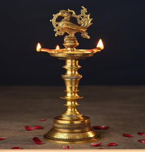 Diya unique en laiton motif paon, avec lampe à huile suspendue et détails de plumes complexes. Disponible à prix de gros. - Product Image 3