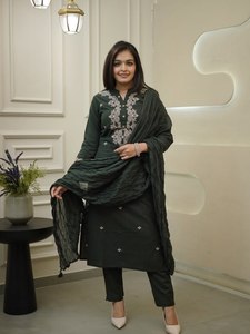 Ensemble 3 pièces ethnique pour femme : Kurti, pantalon et dupatta en rayonne slub avec broderie et travail de codage – Salwar Kameez, tenue traditionnelle pour femme - Product Image 1