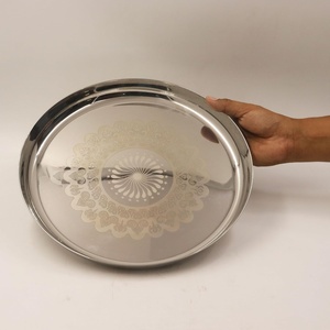 Bandeja Redonda Metálica de Almacenamiento con Diseño Clásico Grabado y Acabado Pulido para Uso en Mesa - Product Image 3