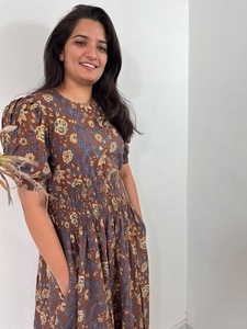 Robe maxi en coton 100% imprimée à la main, style indien décontracté, imprimé floral, col rond, manches courtes, robe longue maxi pour femmes - Product Image 4