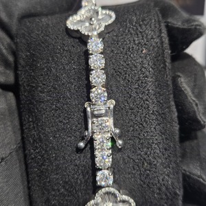 สร้อยข้อมือเทนนิสโมอิสซาไนต์ชุบทองคำสีกุหลาบ SARVA JEWELS เงินแท้ 925 รูปทรงดอกโคลเวอร์เจียระไนแบบบริลเลียนท์ หรูหราสำหรับผู้หญิงในงานแต่งงาน - Product Image 4