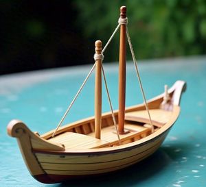 Bateau en bois traditionnel, parfait pour une décoration d'intérieur sur le thème nautique, accent de maison côtière. - Product Image 2