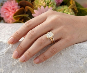 Bague Lurba Jewels en or jaune 14 carats massif avec moissanite taille radiant de 2 carats sertie clos et alliance assortie – Cadeau de luxe pour mariage ou anniversaire - Product Image 3