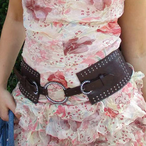 Cinturón de Cuero PU Ajustable con Tachuelas Metálicas Personalizado, Estilo Vintage, Accesorio de Moda para Mujer - Product Image 4
