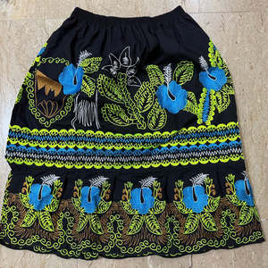Nueva Llegada: Falda Midi Femenina Pohnpei con Cintura Elástica y Bordado Floral, Estilo Casual Hawaiano - Product Image 1