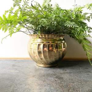 Vase en métal moderne et élégant avec glaçure transparente pour une touche d'ambiance vivante et des détails charmants - Product Image 2