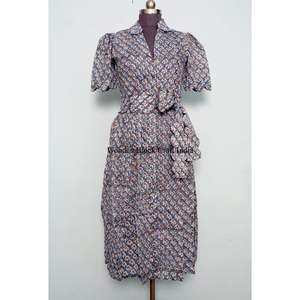 Robe midi pour femme 100 % coton, très vendue, écologique, lavable, nettoyage à sec, respirante, boutonnée au dos, imprimée, col en V, manches courtes - Product Image 1