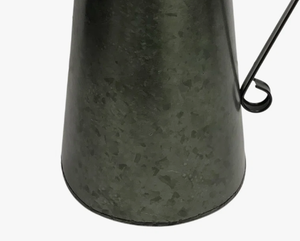 Jarra de metal galvanizado oscuro rústico – Florero vintage con asa de volute para decoración del hogar estilo granja al por mayor - Product Image 2
