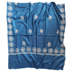 Diseño de bordado floral, diseños kashmiríes, accesorio tradicional de invierno, chales Suzani kashmiríes hechos a mano por Benedetto, cachemira pura. - Product Image 2