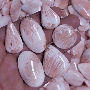 คาโบชองสีชมพูขายดี ขัดเงาแล้ว หินธรรมชาติ คริสตัลบำบัด สำหรับงานออกแบบเครื่องประดับและงานฝีมือทางจิตวิญญาณ - Product Image 4