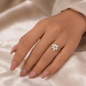 Bague de fiançailles en or jaune massif 10K 14K 18K avec diamant de laboratoire en forme de poire, couleur DEF, clarté VS VVS, design floral unique - Product Image 4