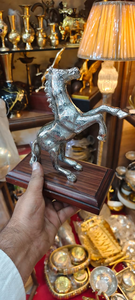 Figurine de cheval sauteur en aluminium avec boîte en bois, design équestre pour table, bureau, salon, collectionneurs et décoration de maison de luxe - Product Image 2