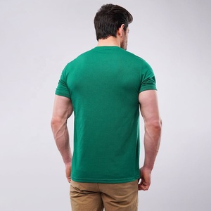 เสื้อยืดเฮนลีย์คอกลมแขนสั้นทรงเข้ารูปสำหรับผู้ชาย สีเขียว ผ้าถักเนื้อนุ่ม ระบายอากาศได้ดี ผลิตจากผ้าฝ้ายเจอร์ซีย์ 100% สีพื้น สไตล์ลำลอง - Product Image 2