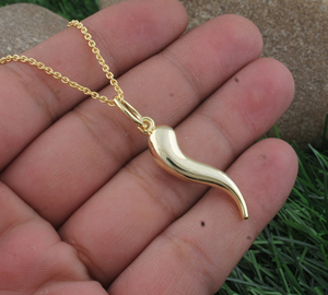 Joyería de Boda de Diseño Elegante y Minimalista con Dijes de Plata de Ley Chapados en Oro en Forma de Luna de Lujo con Engaste de Bisel - Product Image 4