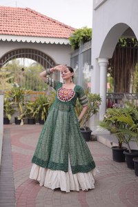 Ensemble indien pakistanais brodé vert, Anarkali Kurta et jupe plissée, tenue traditionnelle festive - Product Image 2