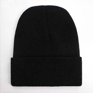 Gorro de Punto Negro Sólido Unisex, Gorro Casual con Borde Plegado para Invierno - Product Image 1