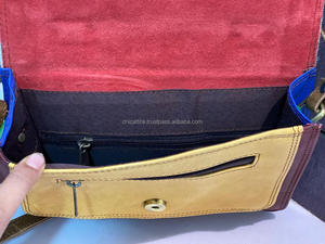 Sac de mode vintage multicolore en cuir véritable pour femme à sangle unique en cuir recyclé imprimé bonbons et animaux avec doublure en nylon - Product Image 6