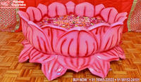 Chaises élégantes en forme de lotus blanc avec repose-pieds dorés pour la célébration du Pithi de mariage sud-indien, décoration de mariage, plastique, USA