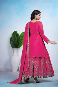 Haut en soie chinon avec broderie à motif micro-codé intégré, associé à un pantalon palazzo ample et à une dupatta en soie chinon brodée. - Product Image 4